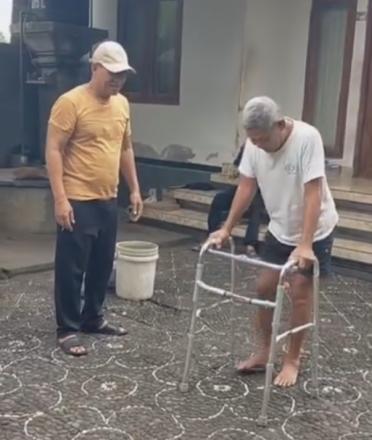 Penyerahan Alat Bantu Jalan Kepada Salah Satu Warga Desa Banjarasem